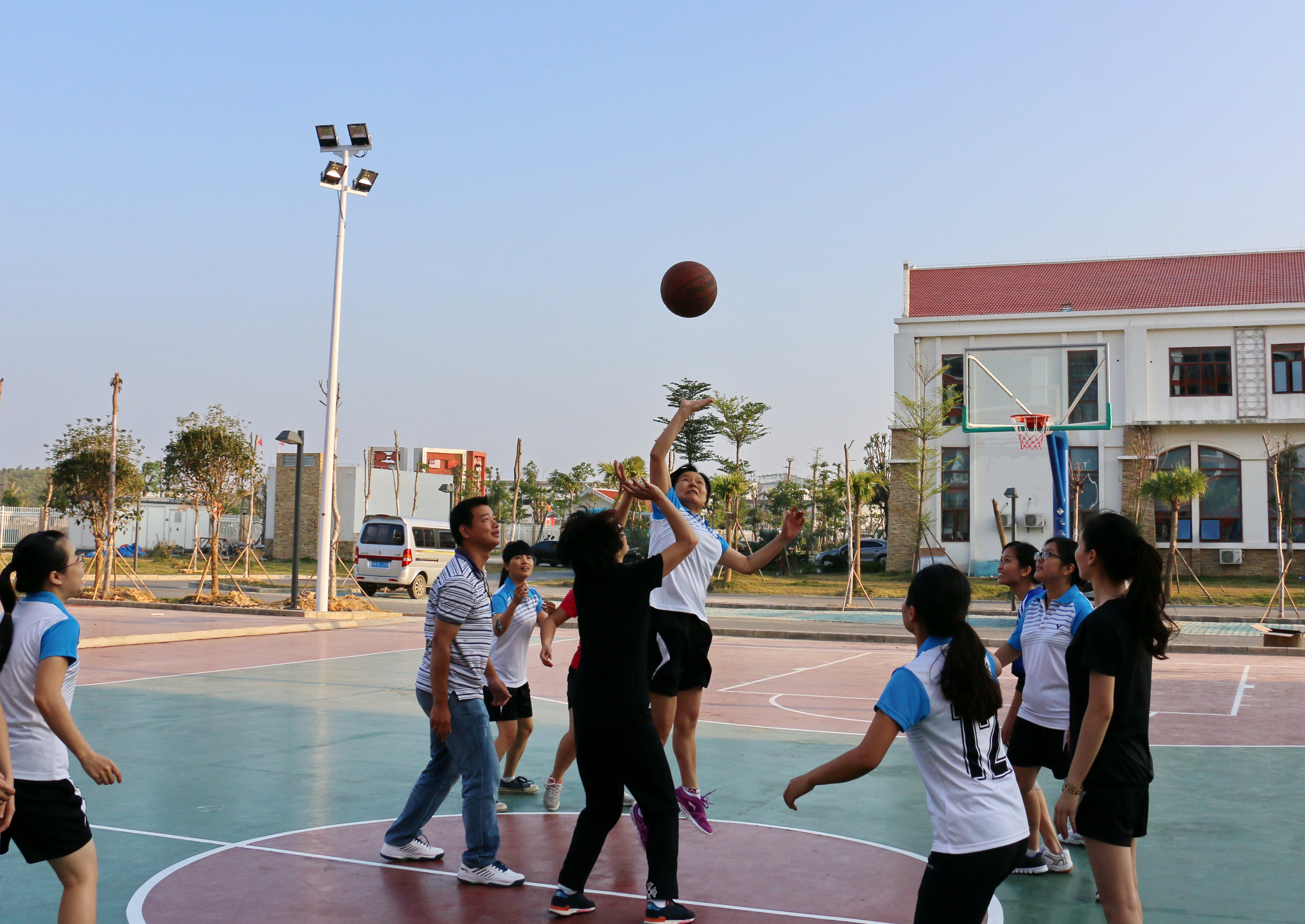庆“五一”气排球、篮球比赛女篮比赛中